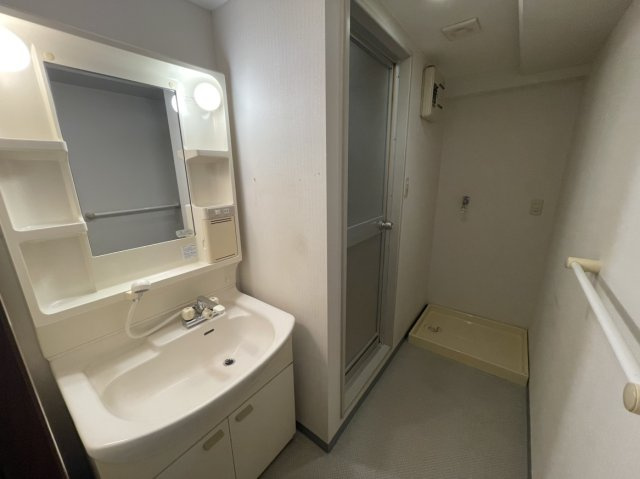 ロイヤルシティー日生の洗面所|明るい空間で使いやすい洗面台です。