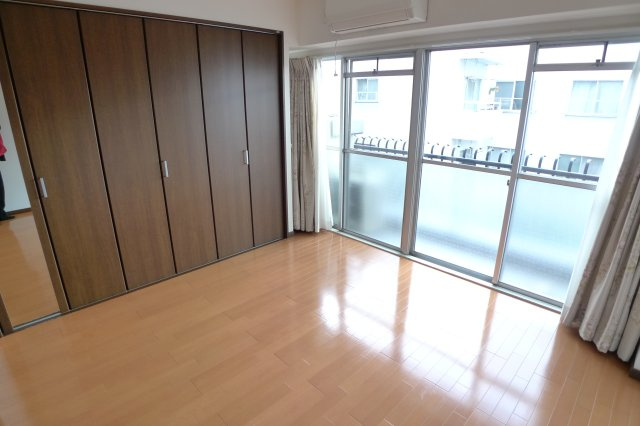 ゆったりした洋室です