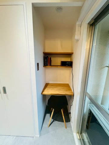 シャトーサンパークスクエアの居間・リビング|LDKの一角にはちいさな作業スペースがあります。パソコン作業をしたり、煮込み料理のかたわら読書をしてみたり、夢が広がりますね。