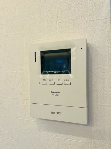 シャトーサンパークスクエアの防犯設備|来客時に姿を確認できるモニタ付きのインターホンです。