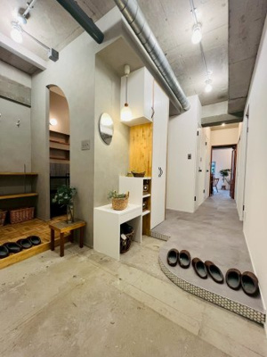 【玄関】 | シャトーサンパークスクエア | 構造体であるコンクリートをそのまま活かした内装デザインです。