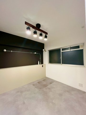 【洋室】 | シャトーサンパークスクエア | 洋室（約4.9帖）：雰囲気のある石調フロアパネルのお部屋です。