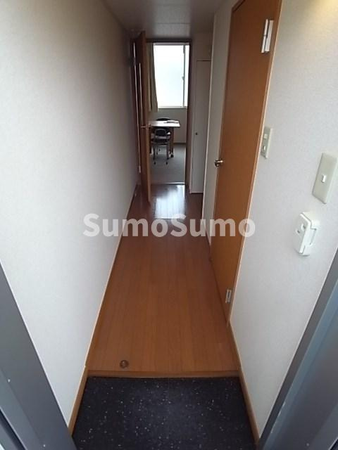 レオパレス臨港線の玄関
