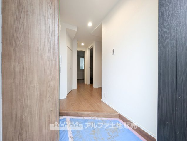 立川市錦町6　A号棟の玄関|【Welcome Home】
◆玄関◆住まいの第一印象をつくる玄関スペース。収納を活用して、靴や外出用品をすっきり整理できます。