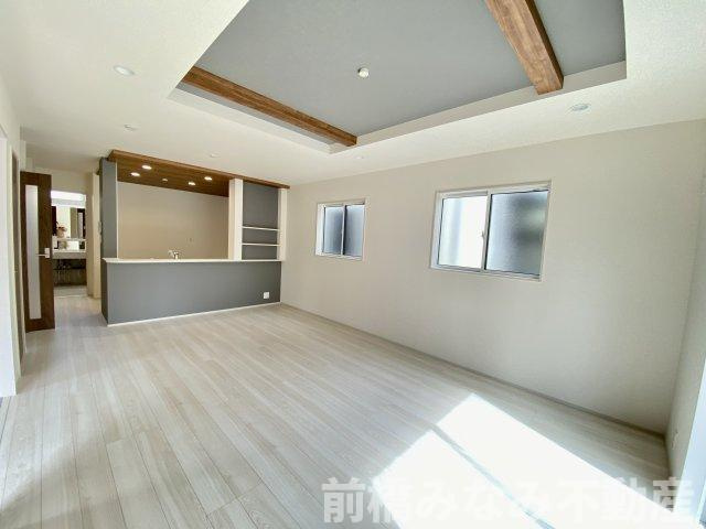 【新築】前橋市六供町１丁目　限定1棟　ブルーミングガーデン　新築建売の居間・リビング|ゆったり過ごせる居間です