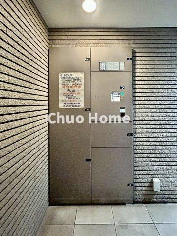 ヒルズ船堀の設備|【宅配ボックス】在宅時・不在時に関わらず、居住者の代わりに非対面で宅配物を受け取ってくれる便利な設備です。わかりやすくご説明致しますので見学時にはお部屋だけではなく共用部分もぜひチェックしてください。