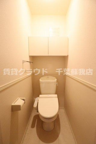 ブリランテAのトイレ|白を基調とした清潔感のあるトイレ♪収納棚付きです♪