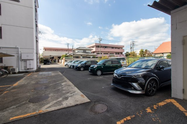 ホワイトハイツ鹿島台の駐車場