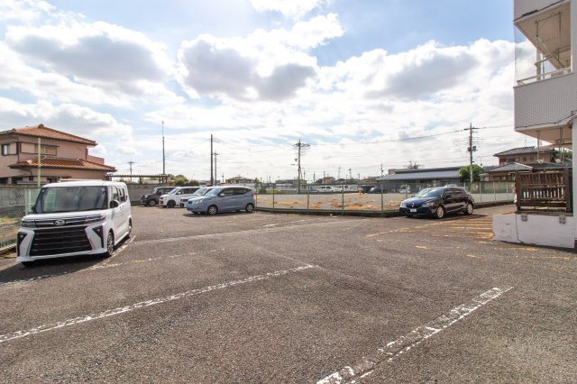 ホワイトハイツ鹿島台の駐車場