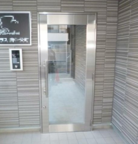 府中市栄町１丁目のアパートのエントランス