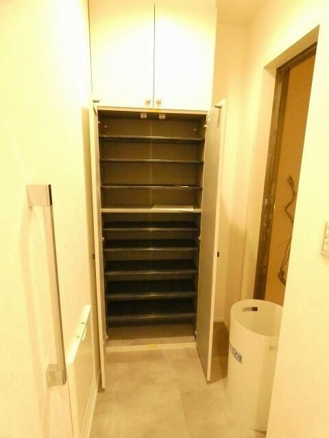 Vieuno NOZAWA　新築　角部屋　宅配BOXの玄関