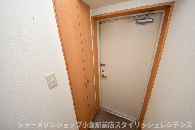 ニューシティアパートメンツ南小倉Ⅰの玄関