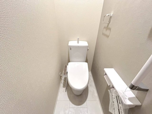 リーブルガーデン　一宮市西五城第5　全2区画分譲のトイレ|超表面平滑加工とイオンパワーの「セフィオンテクト」加工で、汚れが付きにくく落ちやすい仕様で清潔です。
便器にフチがないので汚れが隠れて見えない部分がありません。お手入れがとってもラクラクです。