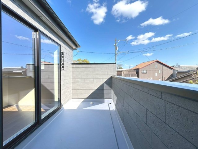 リーブルガーデン　一宮市西五城第5　全2区画分譲のバルコニー|バルコニーは南向きで洗濯物もよく乾きます！強度と表面積硬度を持つFPRで防水しています。