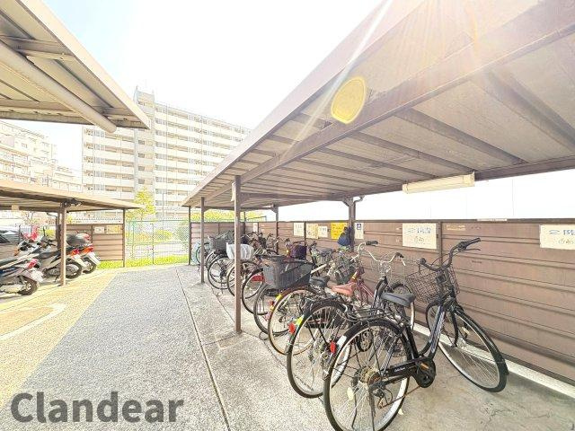 グリーンパーク第５綾瀬マンションの駐輪場|ドキドキの新生活も、安心してスタート。ぴったりの住まいを見つけませんか？クランディアが一緒に住まい選びをサポートします‼　まずは、お気軽にお問合せください　＃クランディア