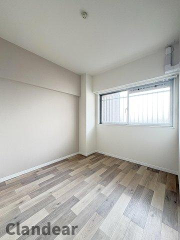 グリーンパーク第５綾瀬マンションの洋室|ドキドキの新生活も、安心してスタート。ぴったりの住まいを見つけませんか？クランディアが一緒に住まい選びをサポートします‼　まずは、お気軽にお問合せください　＃クランディア