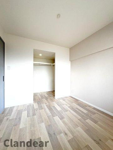 グリーンパーク第５綾瀬マンションの洋室|ドキドキの新生活も、安心してスタート。ぴったりの住まいを見つけませんか？クランディアが一緒に住まい選びをサポートします‼　まずは、お気軽にお問合せください　＃クランディア