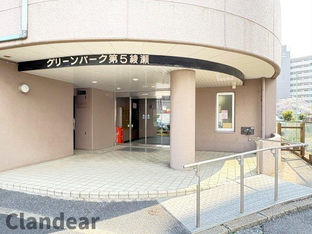 グリーンパーク第５綾瀬マンションのエントランス|ドキドキの新生活も、安心してスタート。ぴったりの住まいを見つけませんか？クランディアが一緒に住まい選びをサポートします‼　まずは、お気軽にお問合せください　＃クランディア