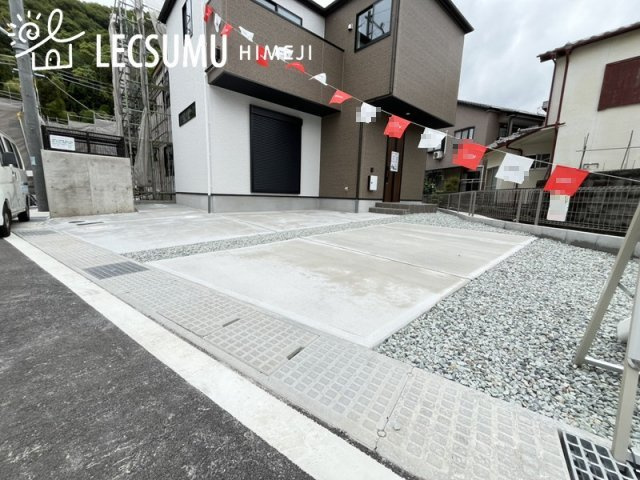 姫路市西庄/新築戸建の駐車場