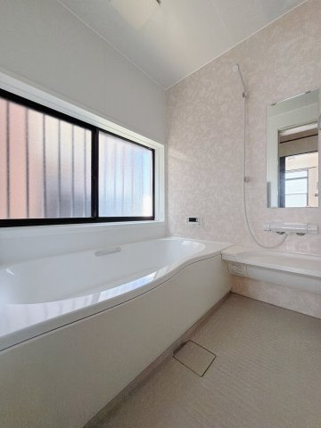 【中古戸建】深谷市上野台の浴室|■浴室｜大人が足を伸ばしても入れる広々浴槽ですので、肩まで浸かって体全体をしっかり温められます。大きな窓がついておりますので、湿気で篭りがちなバスルームも換気することができます( ＾＾ )