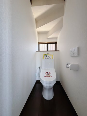 【中古戸建】深谷市上野台のトイレ|■トイレ｜1階と2階にトイレがございます♪壁には小物を置けるスペースがあるのでトイレットペーパーのストックを置いておくのにも便利です♪写真などを飾ってもおしゃれですね♪