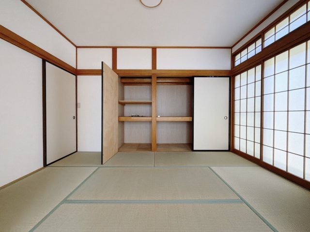 【中古戸建】深谷市上野台の和室|■和室｜リビングと続き間の和室は、お子様の様子を見守りながらお洗濯物を畳んだり、家事の合間のちょっとした休憩やのんびりお昼寝にも♪