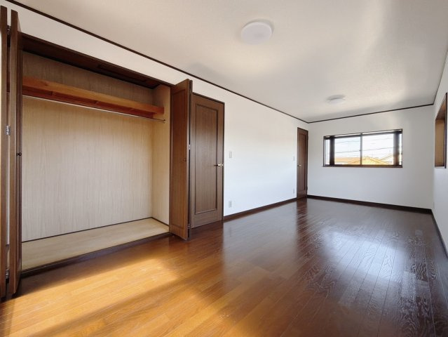 【中古戸建】深谷市上野台の洋室|■洋室｜ダブルベッドを置いても充分な広さを2Ｆのお部屋に設けております。お子様と家族みんなで寝るのも夢じゃありません♪窓からは光が差し込むので日中でも明るいお部屋です。