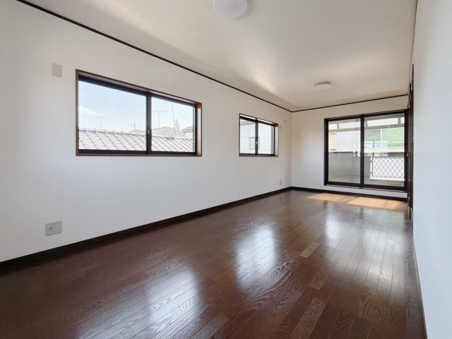 【中古戸建】深谷市上野台の洋室|■洋室｜「今日も一日お疲れ様」とご夫婦でゆったりくつろげる寝室。毎日の家事やお仕事に疲れた日はフカフカのベットで癒されてください。テレビや本棚をおいても快適な広さなのが自慢のお部屋です♪