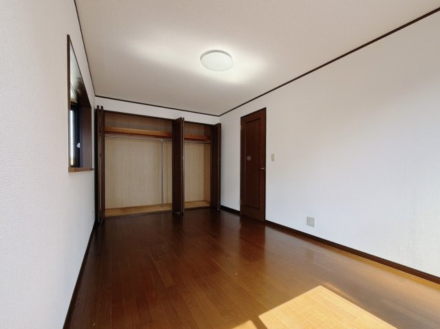 【中古戸建】深谷市上野台の洋室|■洋室｜ママ友が来ても子供達には子供部屋で遊んでいてもらうことができます。ママ達はリビングで楽しくおしゃべりに華を咲かせながら気兼ねなく盛り上がれます♪