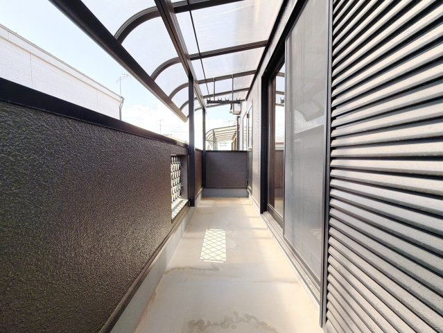 【中古戸建】深谷市上野台のバルコニー|■バルコニー｜お布団がたくさん干せますね♪バルコニーから入る日差しは暖かく、爽快な朝の目覚めを促してくれます♪洗濯物やお布団を干して太陽の香りを吸い込んだお布団で夜はおやすみください。