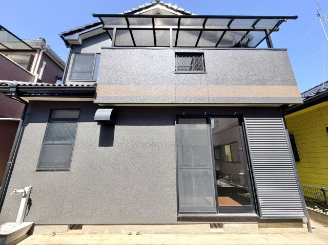 【中古戸建】深谷市上野台の外観|■外観｜光の当たり方によって陰影が美しく際立ち、時間帯ごとに異なる表情を楽しめる魅力があります。スタイリッシュで都会的な印象を与えつつも、シンプルで飽きのこない外観に仕上がっています。