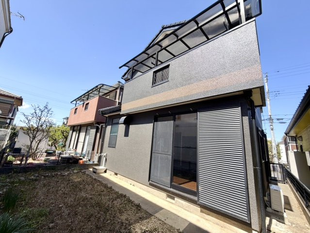 【中古戸建】深谷市上野台の外観|■外観｜南西側のお庭なので暗くなりがちな夕方も明るい印象にしてくれます♪道路から離れたお庭なのでお子様が外で遊ぶ際も安心です♪リビングからお庭が見える子育て世帯にも嬉しい設計です♪