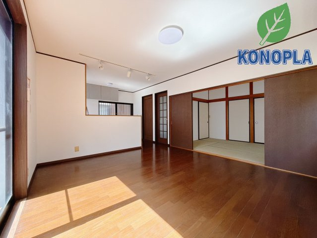 【中古戸建】深谷市上野台の居間・リビング|■リビング｜大きい窓からあたたかいたっぷりの光が入ります♪開放的な空間で毎日をもっと快適に(*＾＾*)