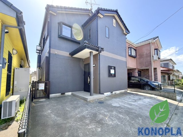 【中古戸建】深谷市上野台の外観|■外観｜黒ベースの外観は重厚感のある落ち着いた色味が印象的で、シックで洗練された雰囲気とともに高級感を感じさせてくれます♪