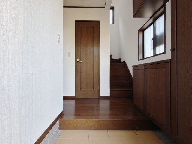 【中古戸建】深谷市上野台の玄関|■玄関｜毎日の「いってらっしゃい」や「お帰りなさい」を大切なご家族と過ごす玄関は〈使いやすさ〉を追求しております。玄関横の物入は急な来客時でもさっとお片付けできるスペースを確保しています。