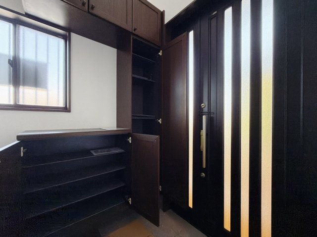 【中古戸建】深谷市上野台の玄関|■玄関｜家族みんなの靴が丸々しまえます♪これからお子様が大きくなっても安心ですね。靴をしまって、すっきりとした玄関で開放感も味わえます。