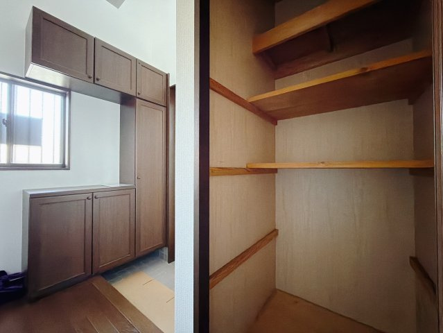 【中古戸建】深谷市上野台の玄関|■玄関｜玄関上がってすぐに収納スペースがございます。生活用品やアウトドア用品などはもちろん、キャリーケースやベビーカーも収納可能です♪