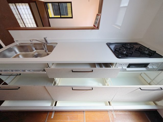 【中古戸建】深谷市上野台のキッチン|■キッチン｜大きなお鍋や調理用具のも出し入れラクラクなスライド収納がたっぷり！毎日使う場所だからこそ、無理のない姿勢で作業できるのは嬉しいポイントですね(*＾＾*)♪