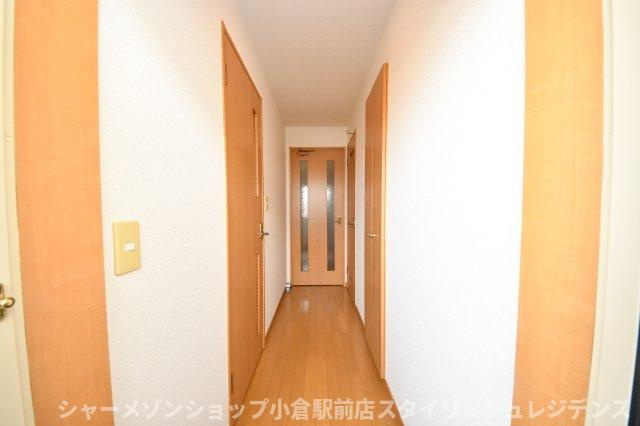 ニューシティアパートメンツ南小倉Ⅱの玄関