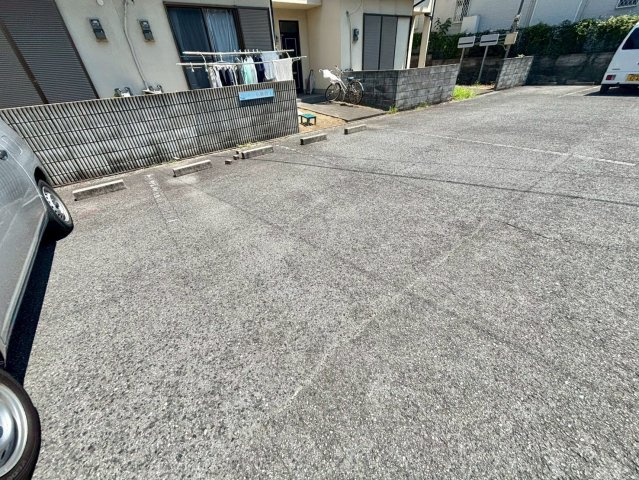シャトー仏蘭西の駐車場
