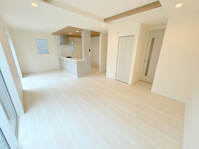【居間・リビング】 | ふじみ野市西原1丁目　新築一戸建住宅　全5棟　(ふじみ野店) | 17帖の広々としたLDK。折上天井により開放的な空間となっております。