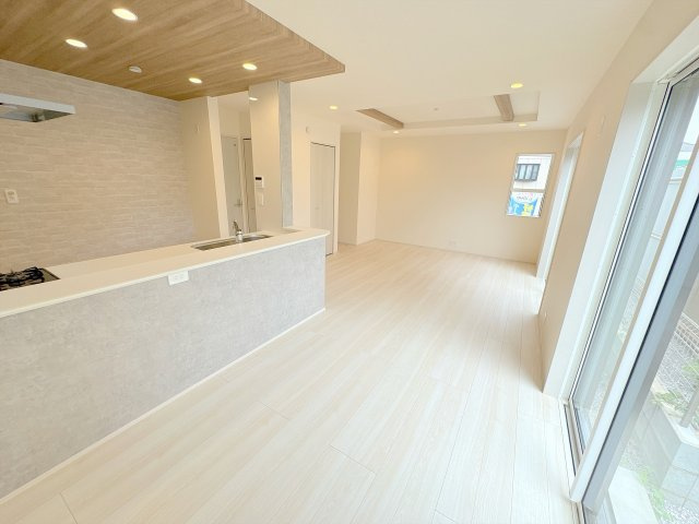 【居間・リビング】 | ふじみ野市西原1丁目　新築一戸建住宅　全5棟　(ふじみ野店) | 白を基調としたモダンな空間。