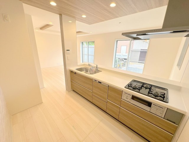 【キッチン】 | ふじみ野市西原1丁目　新築一戸建住宅　全5棟　(ふじみ野店) | 毎日の料理が楽しくなる広々とした人造大理石カウンターシステムキッチン。食器洗浄乾燥機完備。