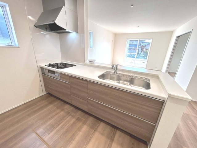 リーブルガーデン　一宮市西五城第5　全2区画分譲のキッチン|機能的で手入れがしやすいシステムキッチンでお掃除も楽々。蛇口は浄水器内蔵型で節湯CI対応水栓です。　
人造大理石カウンターやキッチンパネルなど明るくきれいにお使いいただけます。