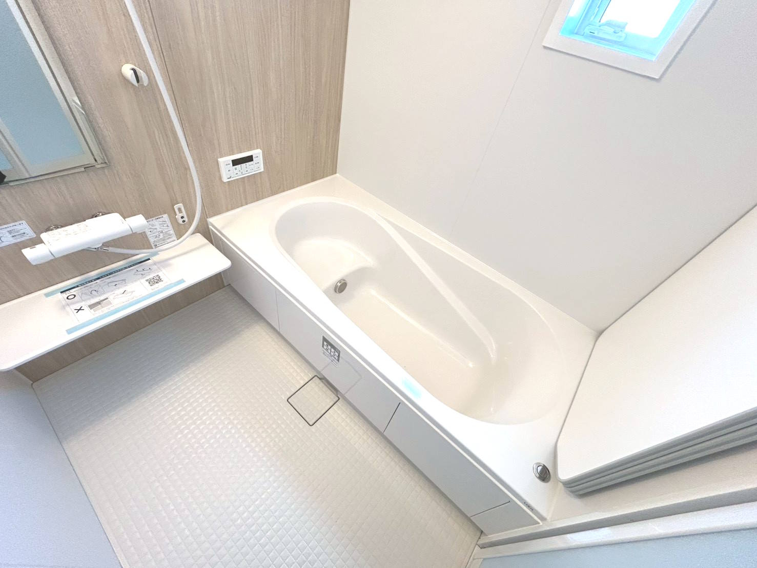 リーブルガーデン　一宮市西五城第5　全2区画分譲の浴室|明るく清潔感がある浴室。浴槽は環境にやさしい節水タイプ。浴槽内ステップで半身浴、親子入浴も安心です。
洗い場の床は乾きやすく滑りにくい快適仕様、水はけが良くカビの発生を軽減できます。
