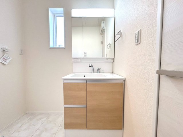 リーブルガーデン　一宮市西五城第5　全2区画分譲の独立洗面台|洗面化粧台 幅 750mm、軽く割れにくい洗面ボールと場所をとらないコンパクト設計の本体キャビネットです。
ミラー扉の内側は全て収納スペースです。リフトアップシャワーを採用し両手が自由に使えます