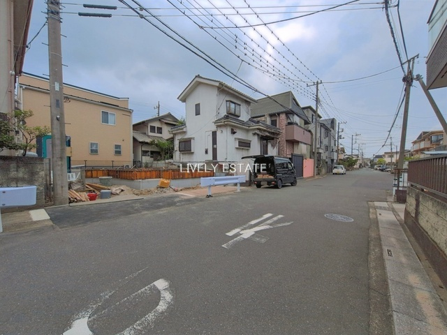 越谷市千間台東4丁目 新築分譲住宅の前面道路含む現地写真