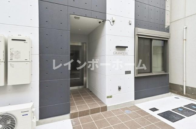 グランクオール千住仲町のエントランス