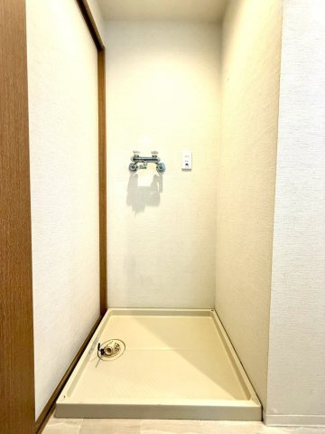 マークミュー横浜本牧のランドリースペース|洗濯機置場はゆとりある設計で使い勝手も良好。限られた空間ながらも機能的で、日々の家事を快適にサポートします。