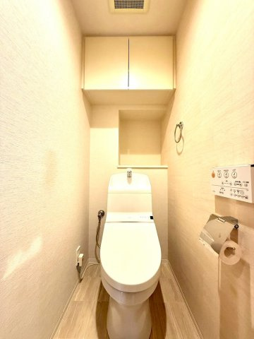 マークミュー横浜本牧のトイレ|清潔感あふれるトイレは、機能性とデザイン性を兼備。落ち着いた色調でまとめられ、快適で上質なひとときを提供します。